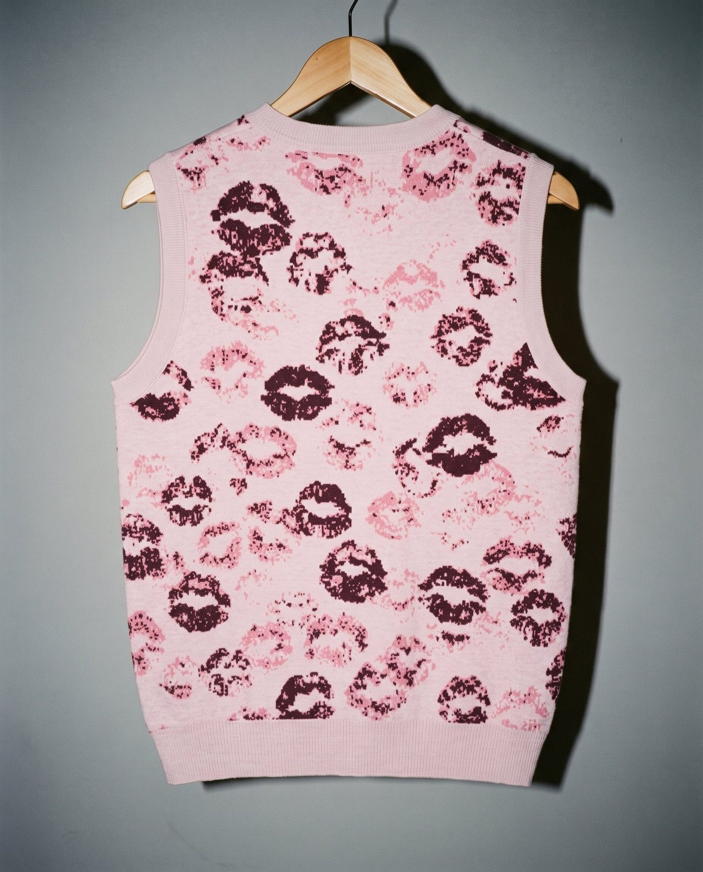 Pink jacquard vest with all-over lipstick kiss print and ribbed trim
